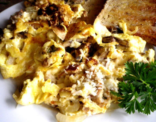 ovos mexidos com cogumelos, cebola e queijo parmesão