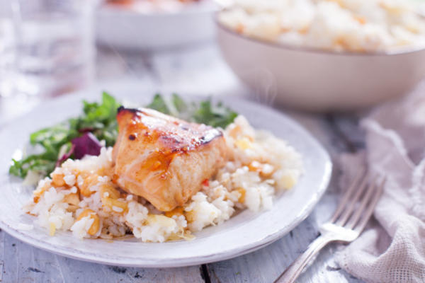 Teriyaki de frango com arroz de abacaxi de caju