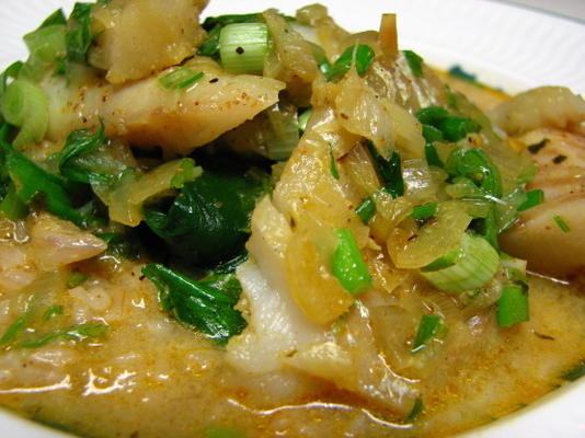 tilápia de estilo tailandês com caldo de coco-curry