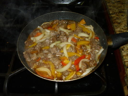bife de carne com cebolas e pimentos