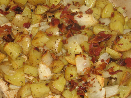 batatas assadas de ouro yukon com bacon, cebola e alho