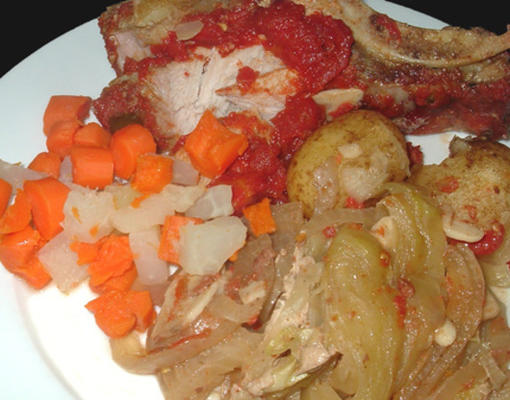 carne de porco desfiada com repolho e cebola (panela de barro)