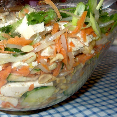 tofu de xangai e salada de amendoim