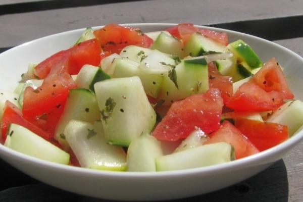 salada feggous e tomate (pepino marroquino picado e tomate s