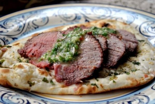 bife de flanco grelhado argentino com molho chimichurri