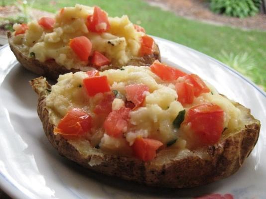 batatas assadas duas vezes com mussarela, tomate e manjericão