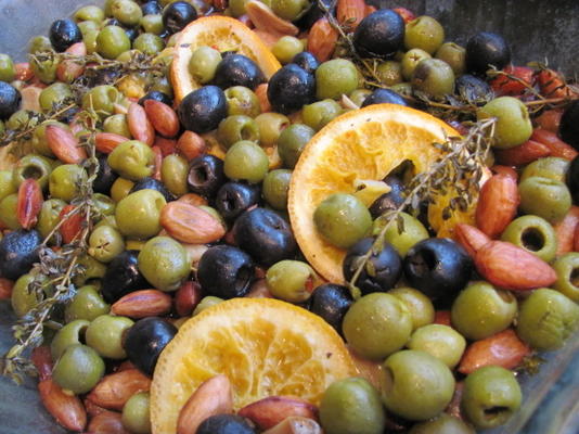 azeitonas espanholas lentamente torradas com laranjas e amêndoas