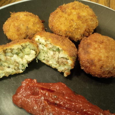 bolas de arroz moídas e feta de kittencal