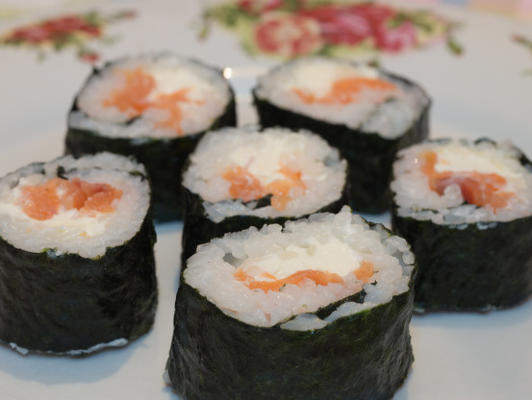 sushi de salmão defumado