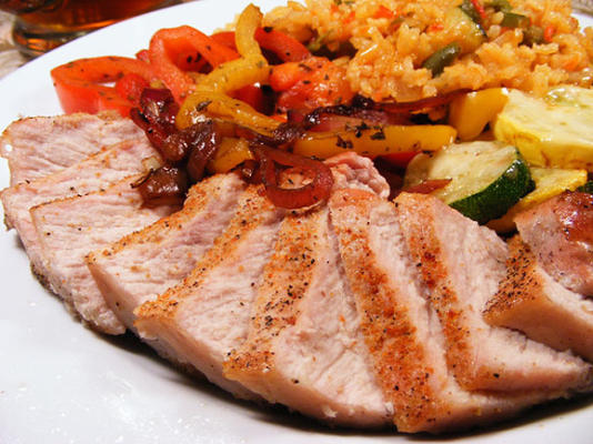 carne de porco temperada e frita com compota de pimentão