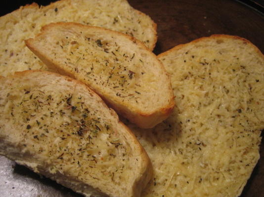 pão de parmesão com manteiga delicioso