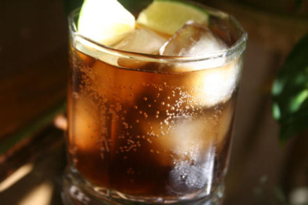 cuba libre (mais conhecido como rum e coca)