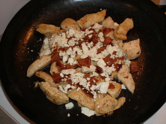 panela de janeiro frango frito, bacon e queijo feta
