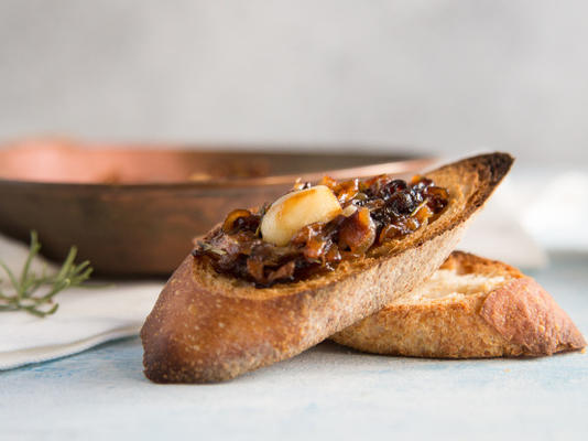 alho cozido lentamente e cebola com baguete torrada