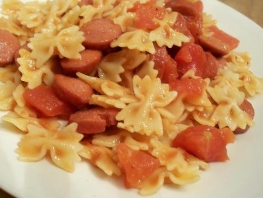 cachorros-quentes, macarrão e tomate