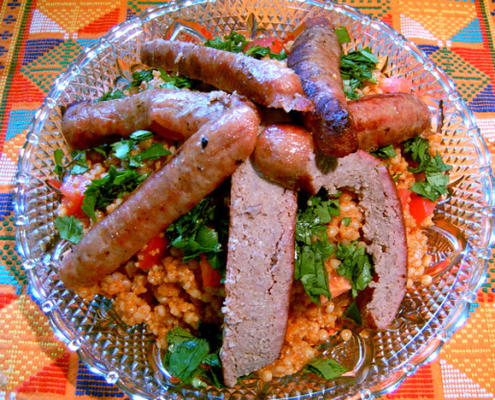 salada de cuscuz tunisino com salsichas grelhadas