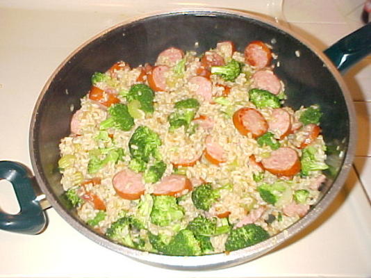 brócolis e salsicha com arroz