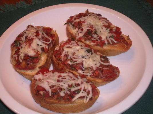 tomate roma fresco, manjericão e bruschetta de orégano