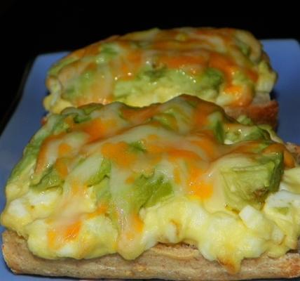abacate e salada de ovo sanduíche aberto