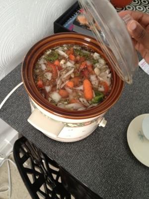 pote de barro sopa de lentilha vegetariana