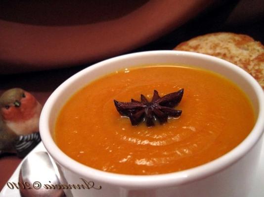 Sopa de cenoura cremosa com anis estrelado