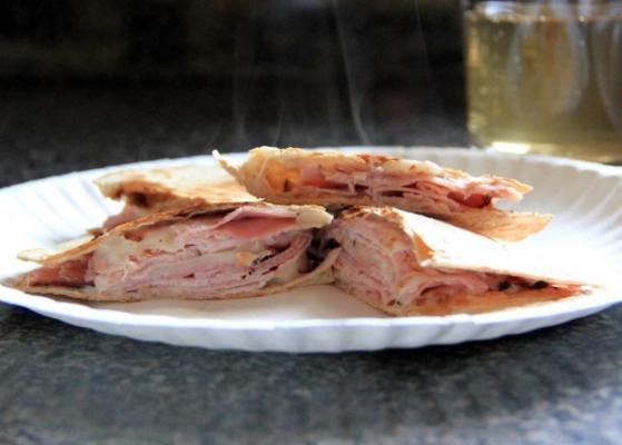 quesadilla de presunto e suíço