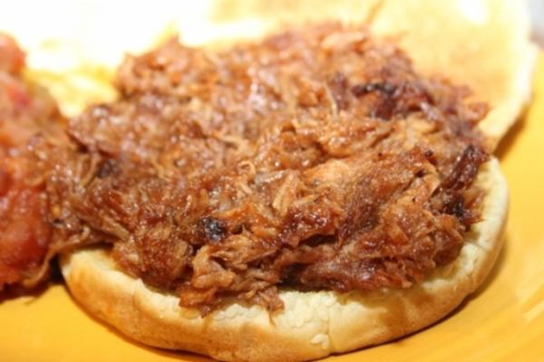 carne de porco desfiada em sanduíches com molho barbecue