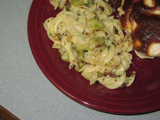 salada de macarrão quente alemão