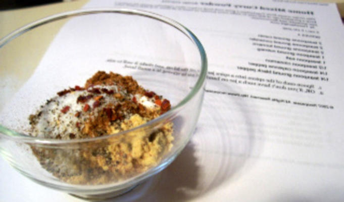 pó de caril misto em casa