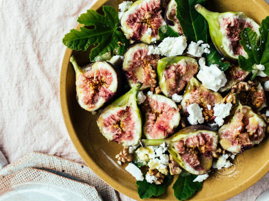 figo fresco e salada de queijo feta com nozes tostadas