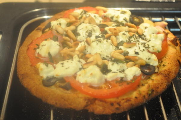 queijo de cabra, tomate e pizza de manjericão