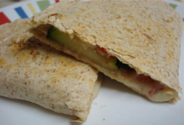 quesadillas de abobrinha, tomate e mussarela