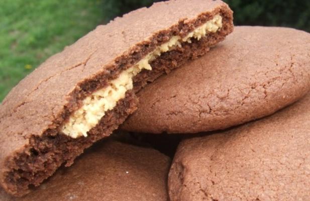 biscoitos de chocolate recheados com manteiga de amendoim