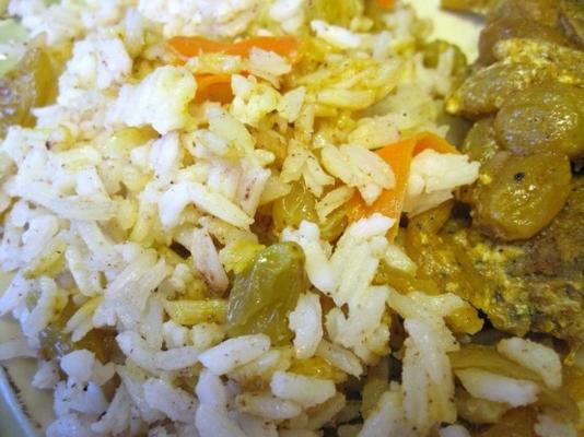 arroz basmati com cenouras, passas e especiarias (kabli)