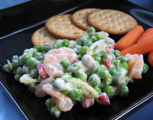 salada de camarão com ervilhas