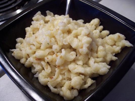 spaetzle com manteiga bronzeada