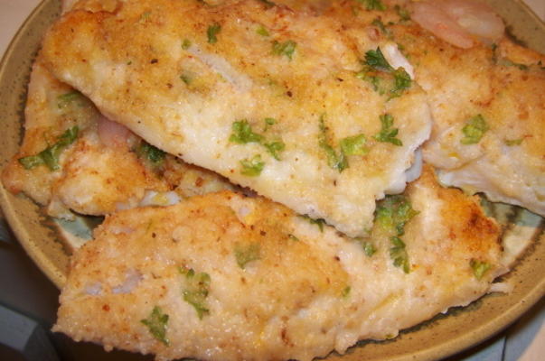 filetes de peixe assados ​​no forno com queijo parmesão