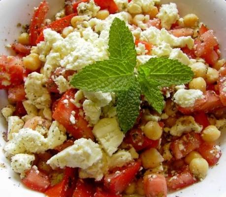 grão de bico, tomate cereja e salada de queijo feta