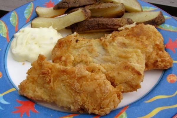 peixe frito e batatas fritas