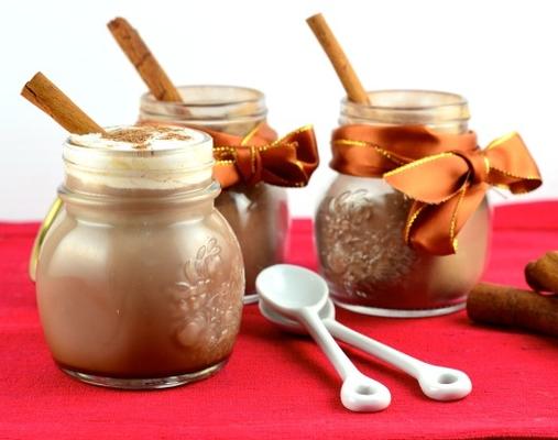 mistura de chocolate quente cremoso em uma jarra (para presentear)