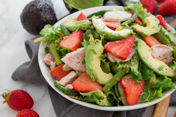 salada de frango e aspargos com molho de morango