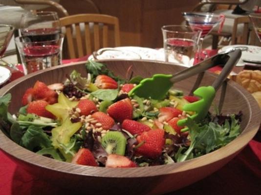 salada de morango e espinafre com molho doce francês