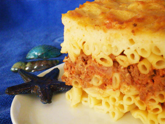 pasticio de ilha (caçarola de macarrão grega com carne moída)