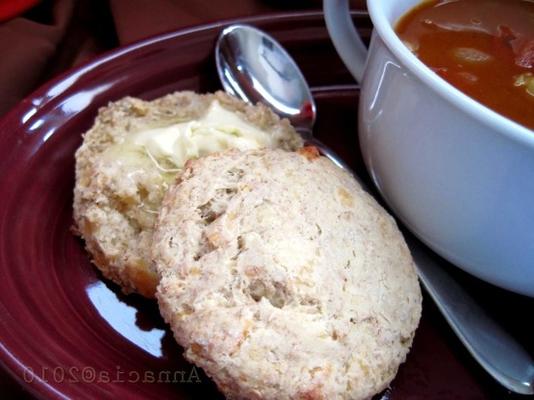 dois bolinhos de queijo com um toque de pimenta de Caiena