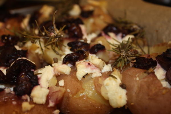 batatas esmagadas com azeitonas feta e óleo de noz