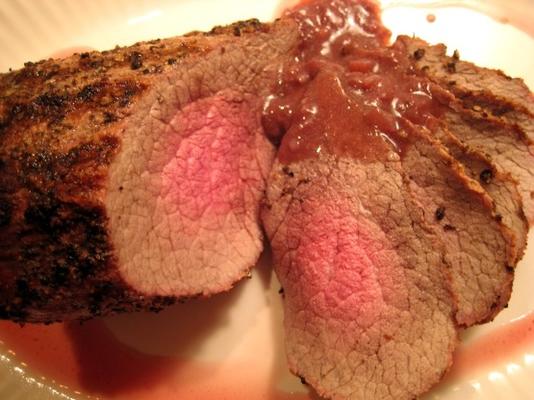 rosbife com crosta de pimenta e molho de vinho do porto