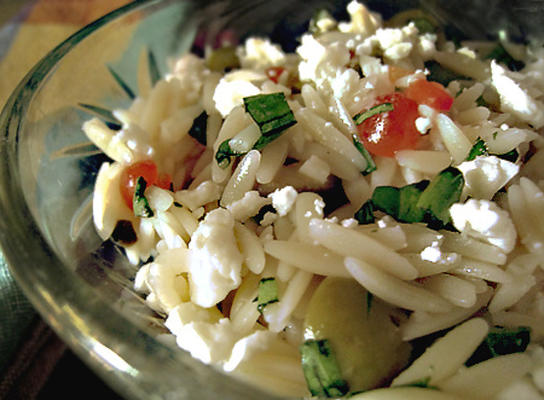 salada de orzo mediterrânea