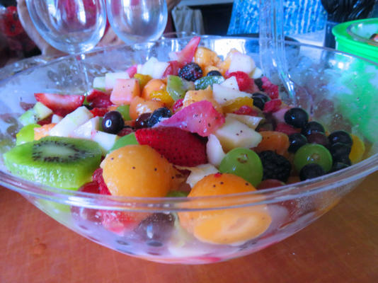 salada de frutas frescas com molho de sementes de papoula