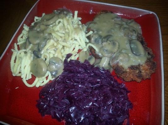 schnitzel de jaeger (molho de spaetzle)