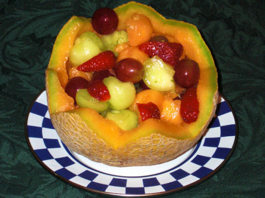 salada de frutas em uma cesta de melão
